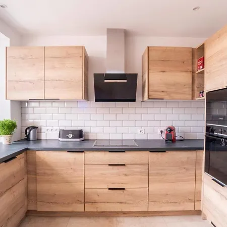 Spacious And Bright 85 M Near Downtown Apartament