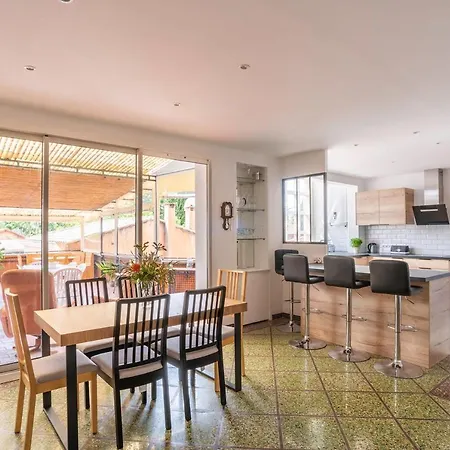 Spacious And Bright 85 M Near Downtown Apartament