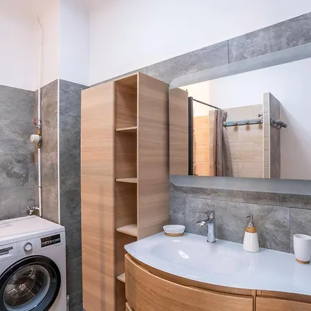 Spacious And Bright 85 M Near Downtown * Hyeres
